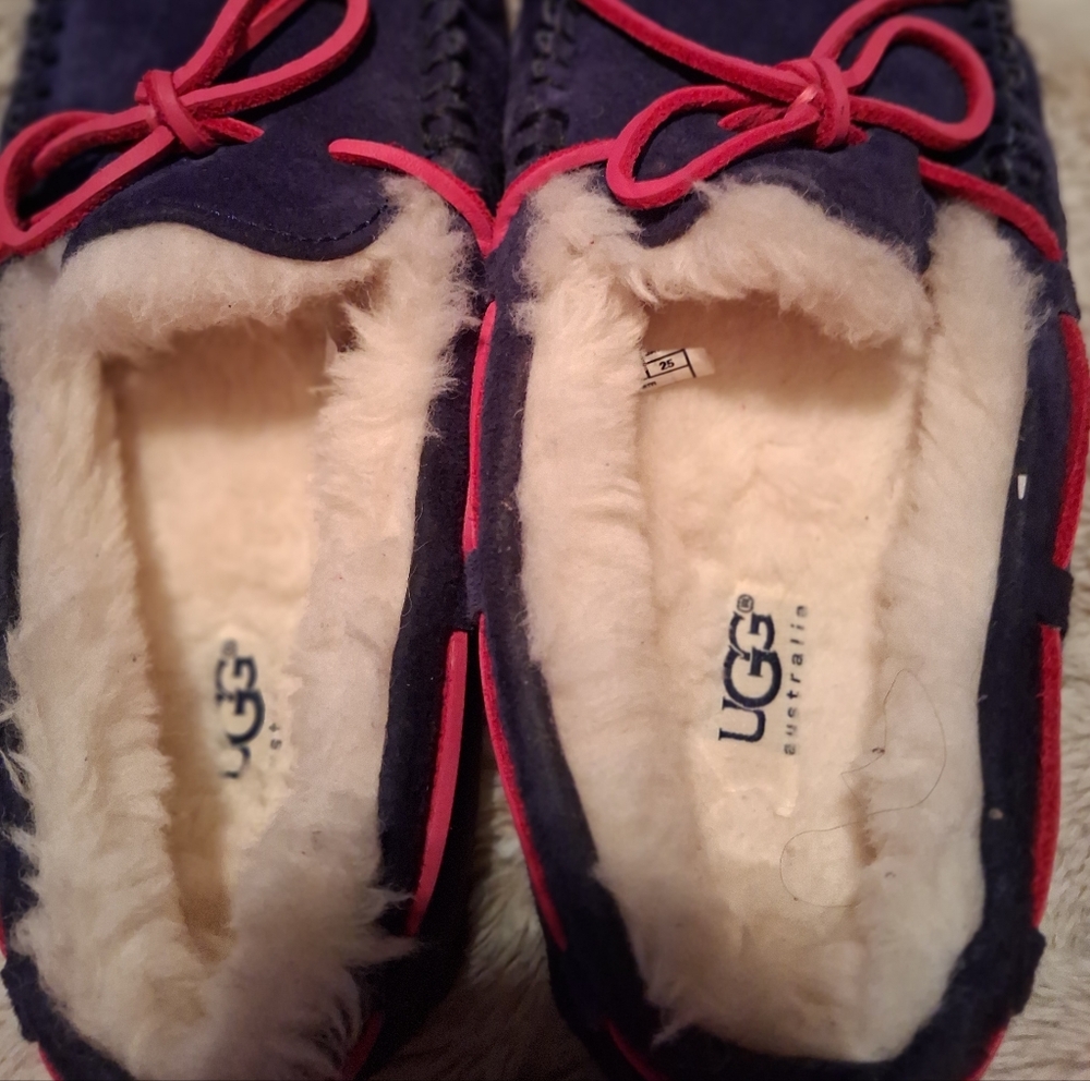 UGG Dark Blue Slippers with Pink Laces - Picture 4 of 4